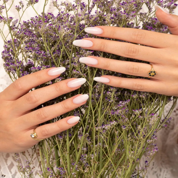 Milky nails : la tendance des ongles blanc laiteux